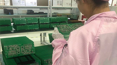 QC人工檢驗-SMT貼片丝瓜视频色版APP下载-蘇州昆山PCB抄板電路板焊接|線路板焊接|SMT貼片焊接